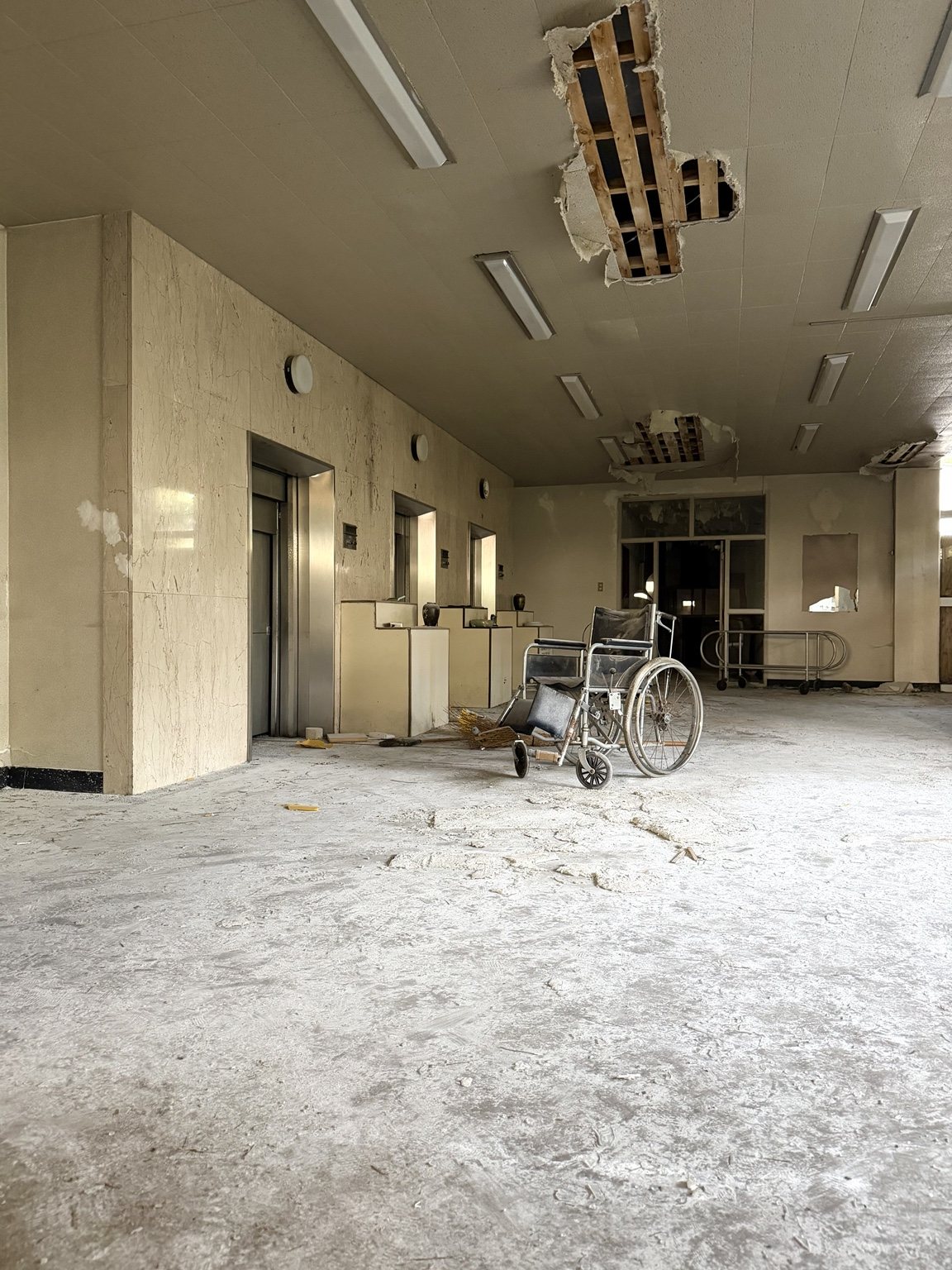 仄暗い村の、廃火葬場。 2