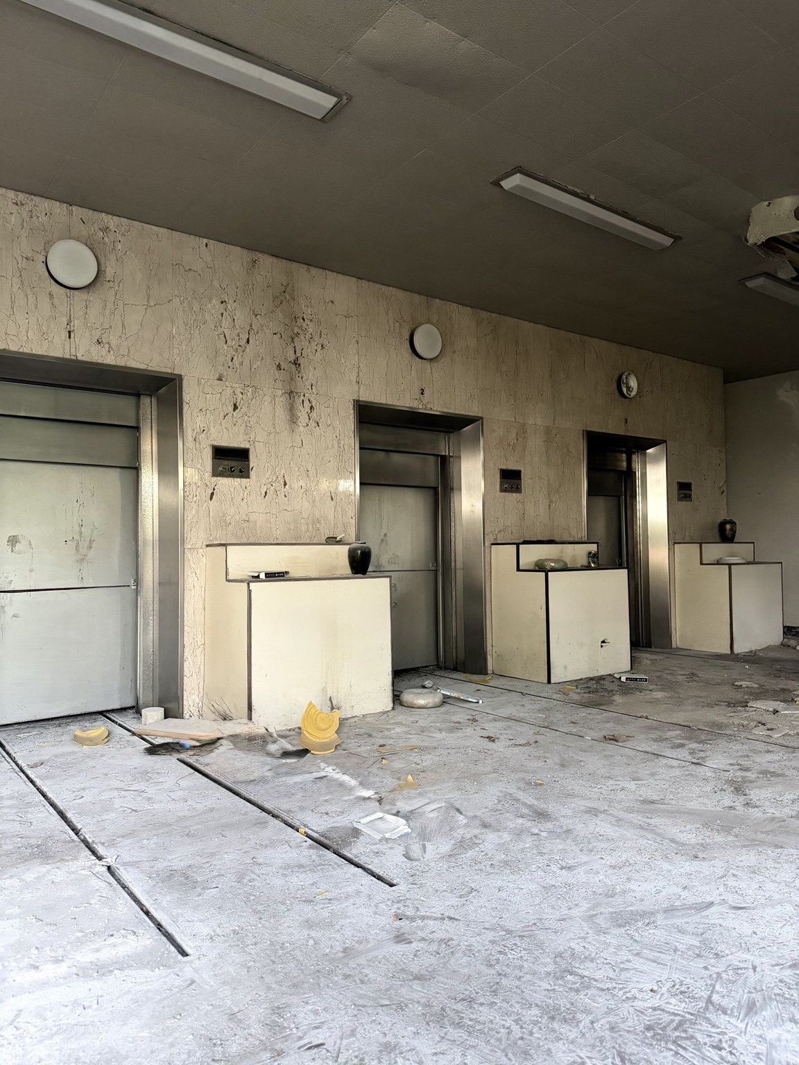 仄暗い村の、廃火葬場。 6
