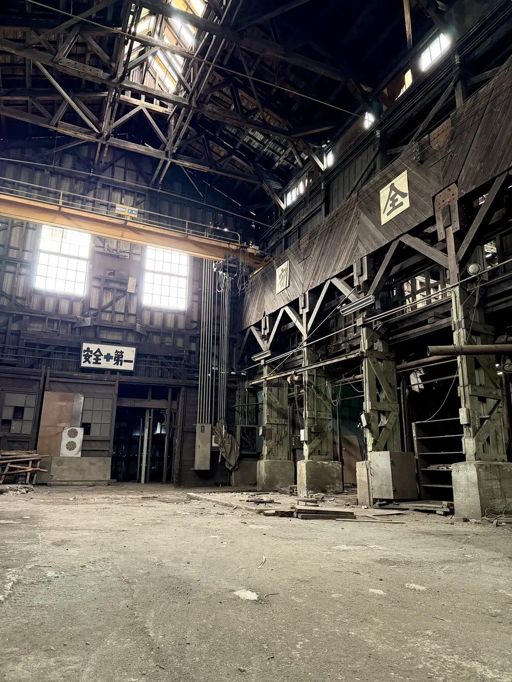 小さな町の、巨大廃工場。