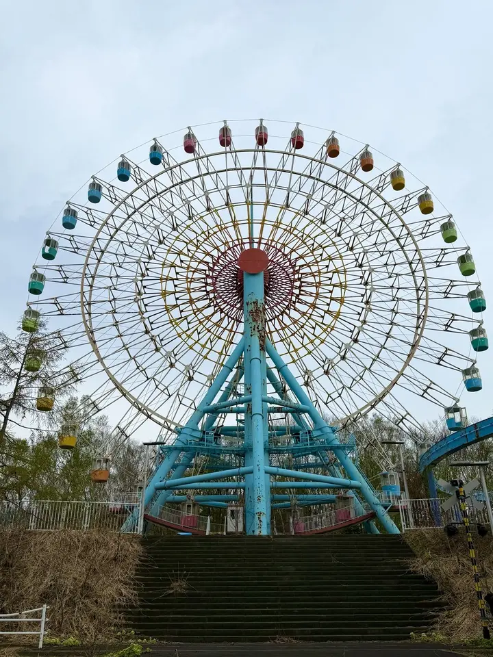 山の上の廃遊園地