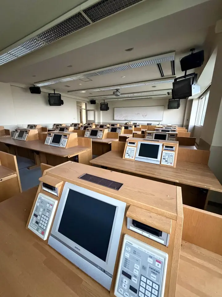 森の中の廃学校