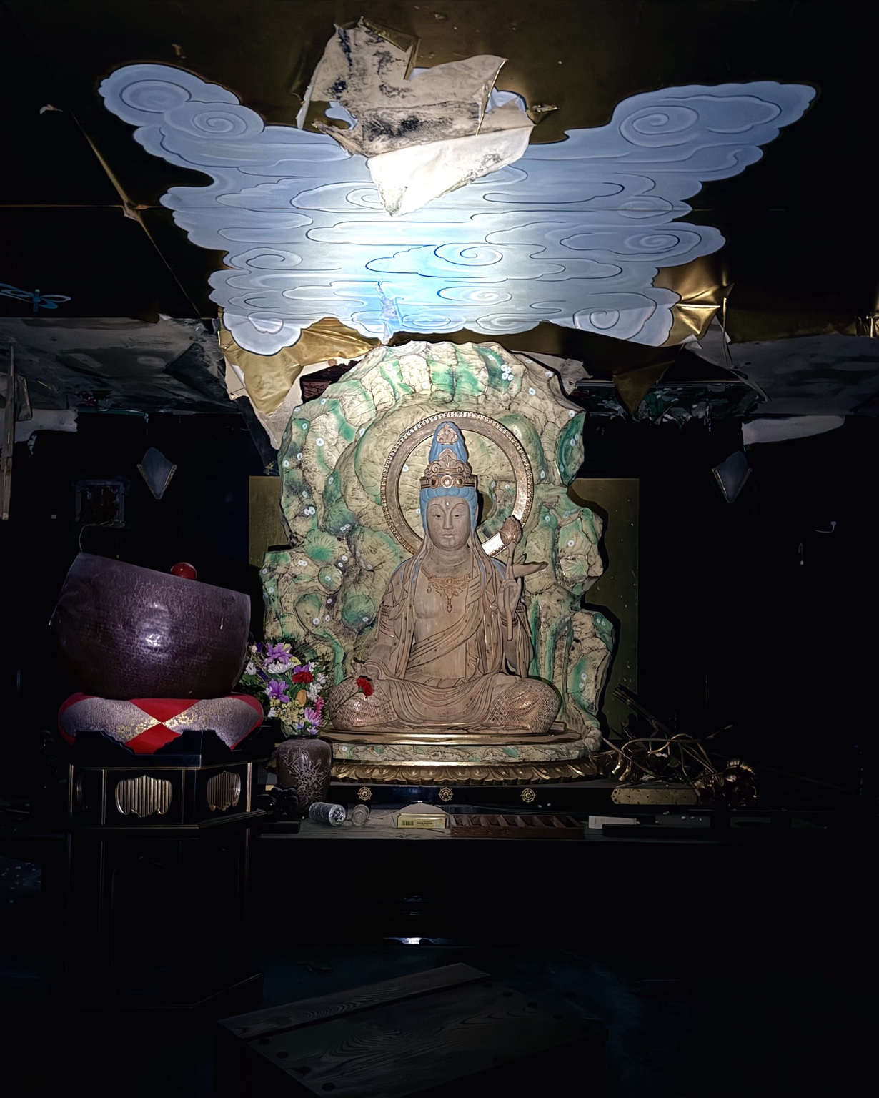 山奥の薮深き廃寺。 1