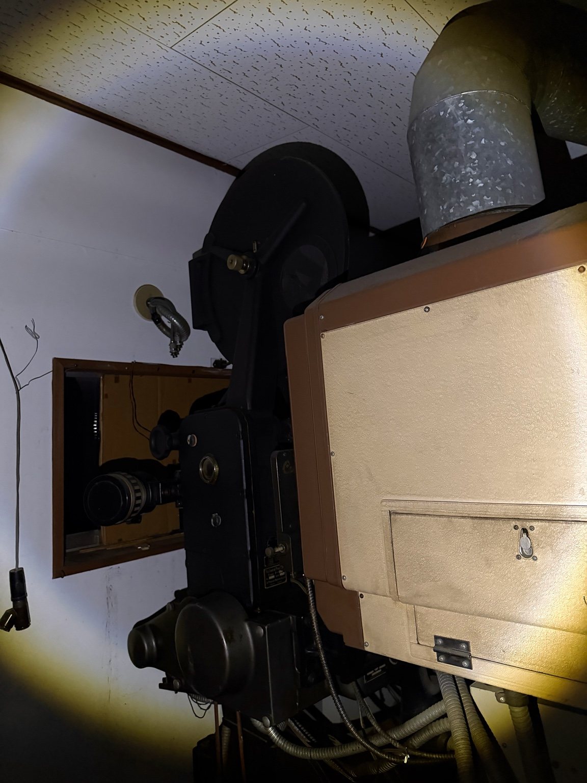 炭鉱の町に残された、古き映画館 4