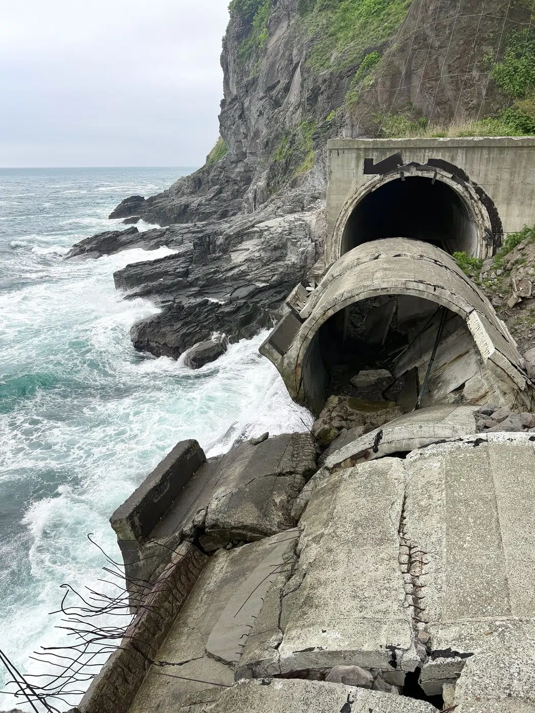 岩盤崩落により閉ざされたトンネル。