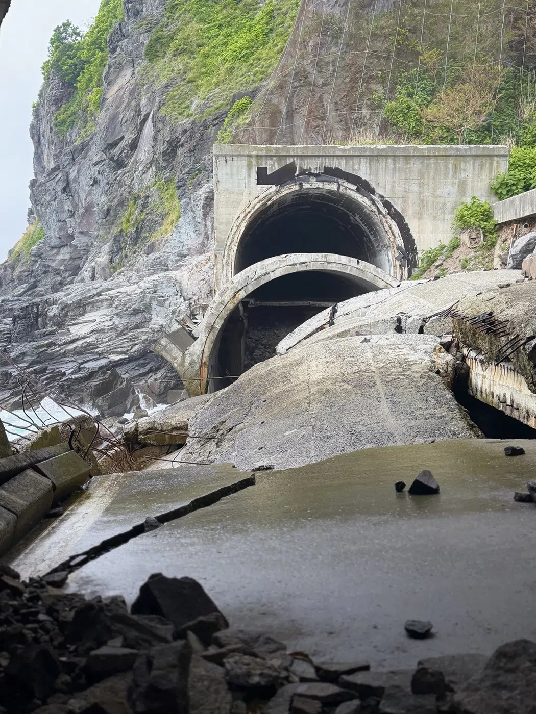 岩盤崩落により閉ざされたトンネル。 2